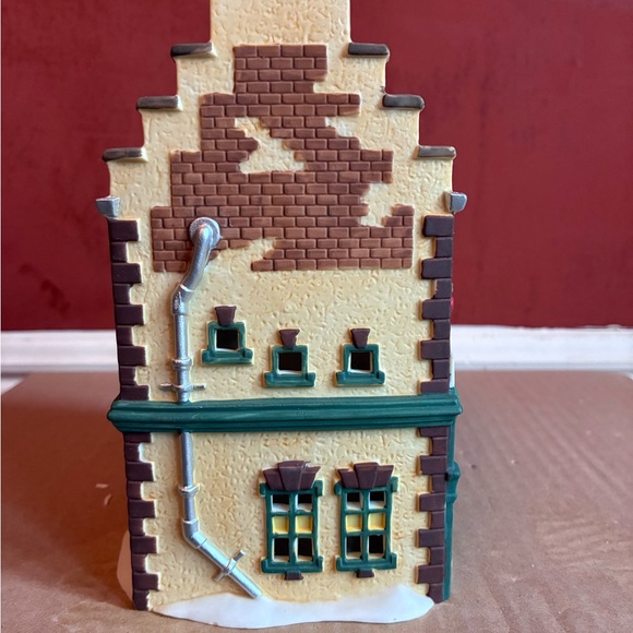 Dept 56 Dickens Village Series “Faversham Lamps & Oils” #5832-7 1995 - Picture 6 of 13